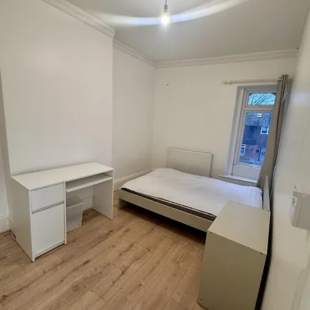 4 Bed - Kingswood דירה