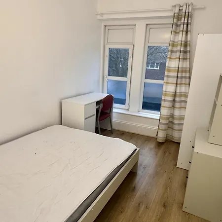 דירה 4 Bed - Kingswood