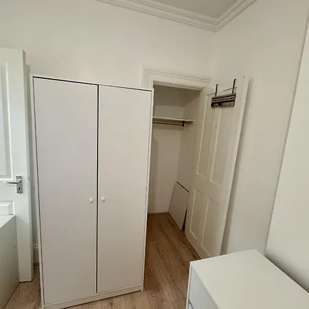 4 Bed - Kingswood דירה *