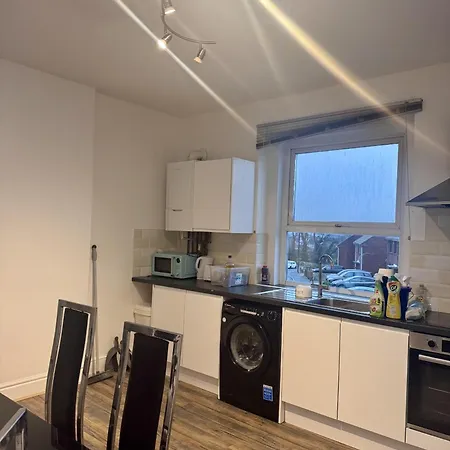 4 Bed - Kingswood דירה